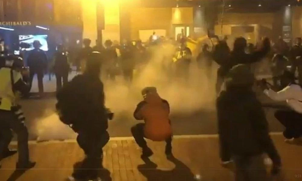 ΗΠΑ: Συμπλοκές σε διαδηλωτές και αντιδιαδηλωτές για τον Τραμπ